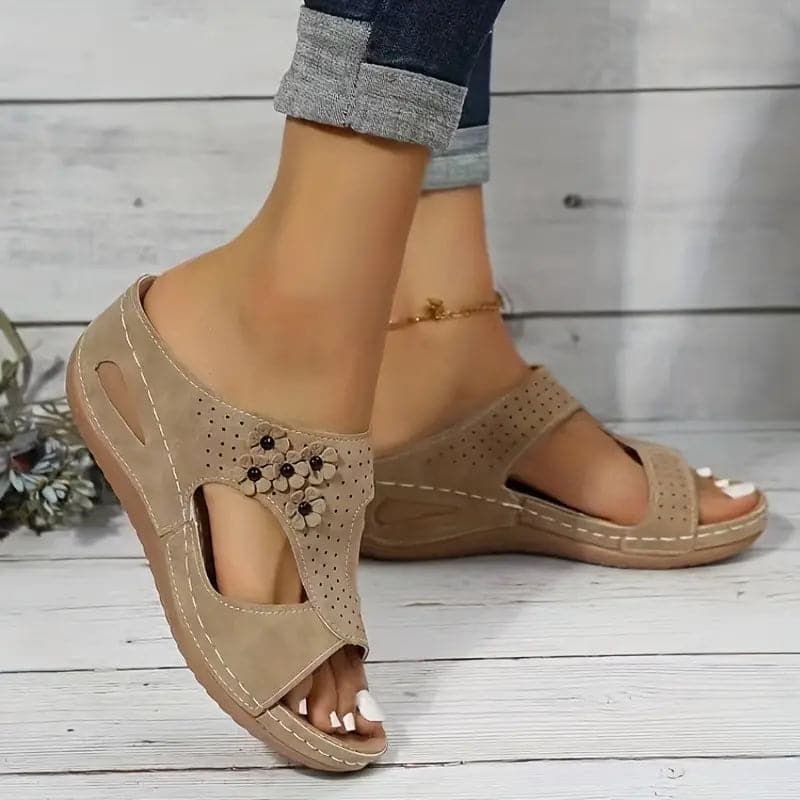 Elegantní a detailní podpůrné letní sandály