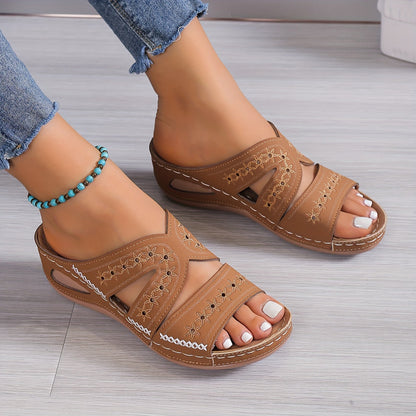 Elegantní a detailní podpůrné letní sandály