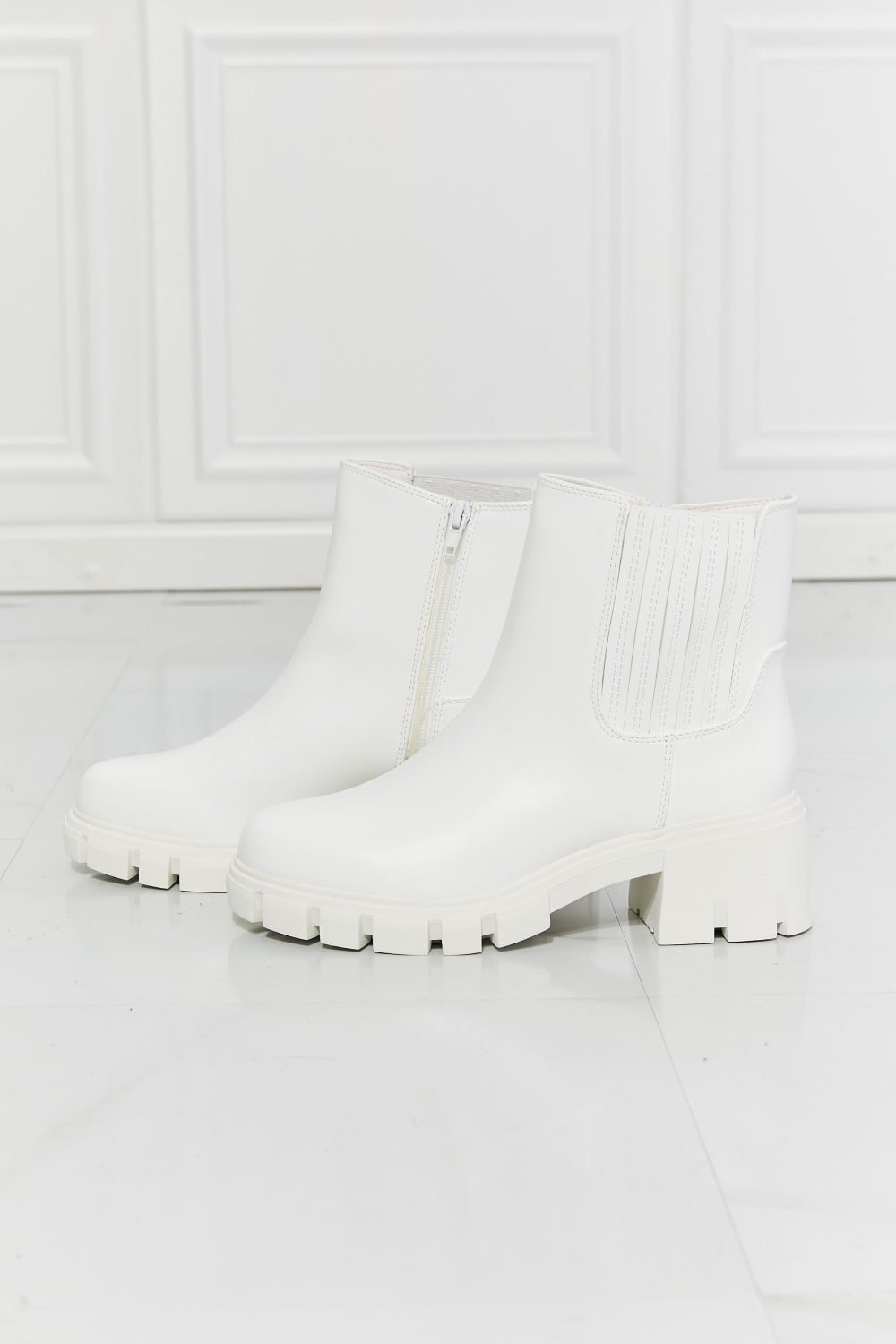Elegantní a detailní podpůrné letní boty