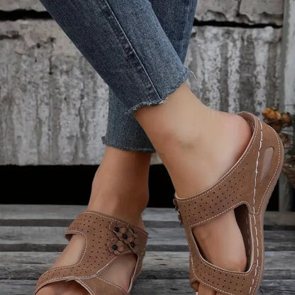 Elegantní a detailní podpůrné letní sandály