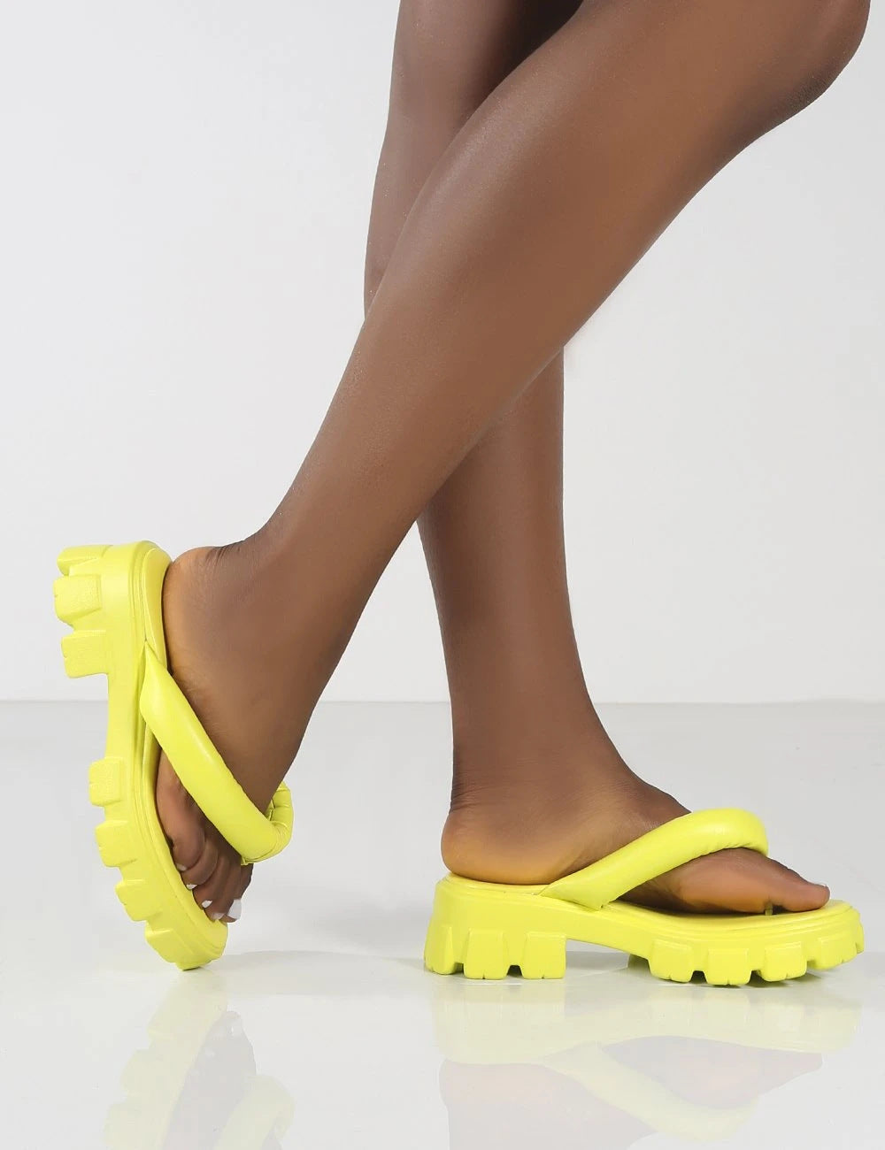 Elegantní a detailní podpůrné letní boty