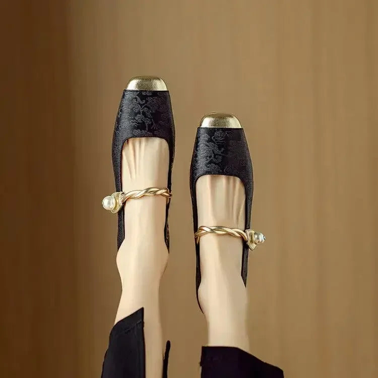 Elegantní a detailně propracovaná podpůrná letní obuv