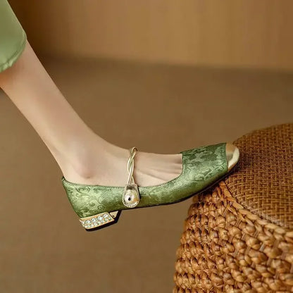 Elegantní a detailně propracovaná podpůrná letní obuv