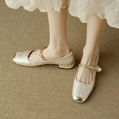 Elegantní a detailně propracovaná podpůrná letní obuv