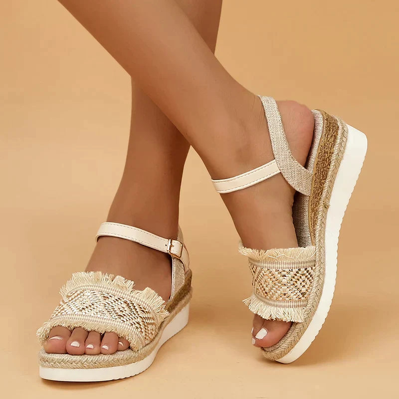 Elegantní a detailní podpůrné letní sandály