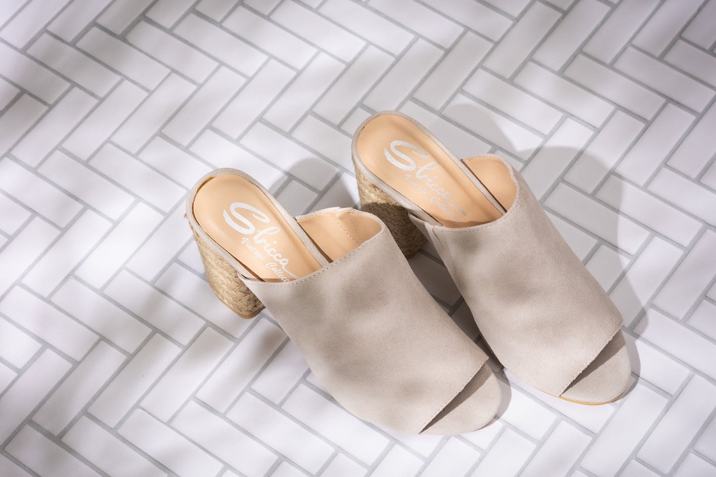Elegantní a detailně propracovaná podpůrná letní obuv
