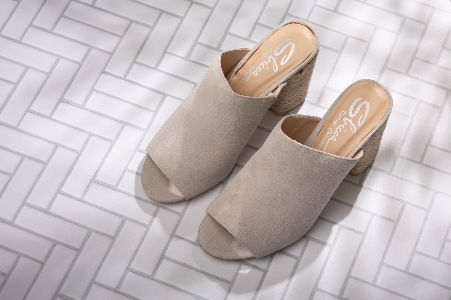 Elegantní a detailně propracovaná podpůrná letní obuv
