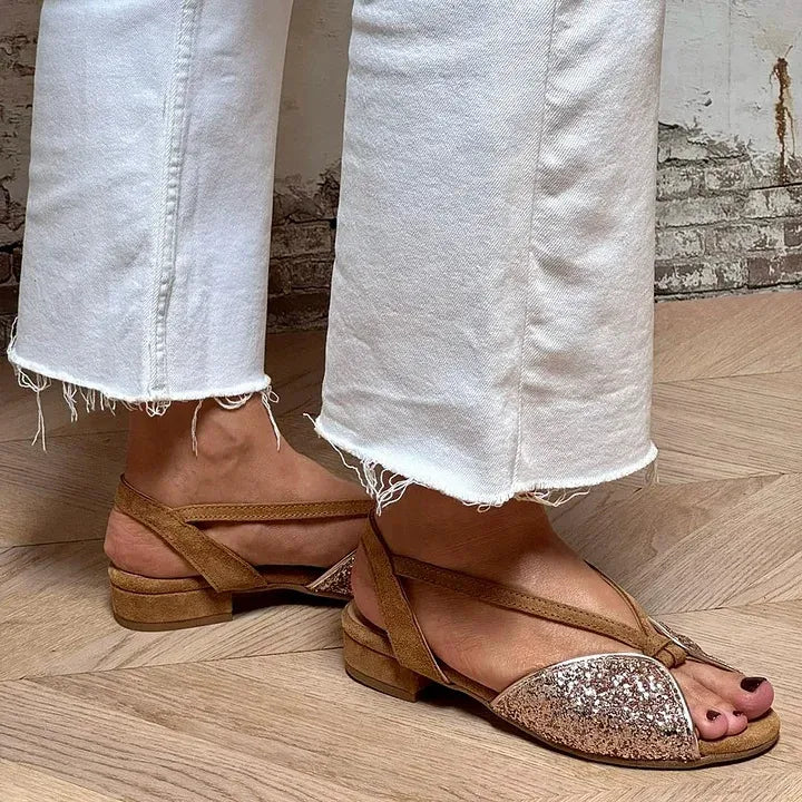 Elegantní a detailní podpůrné letní sandály