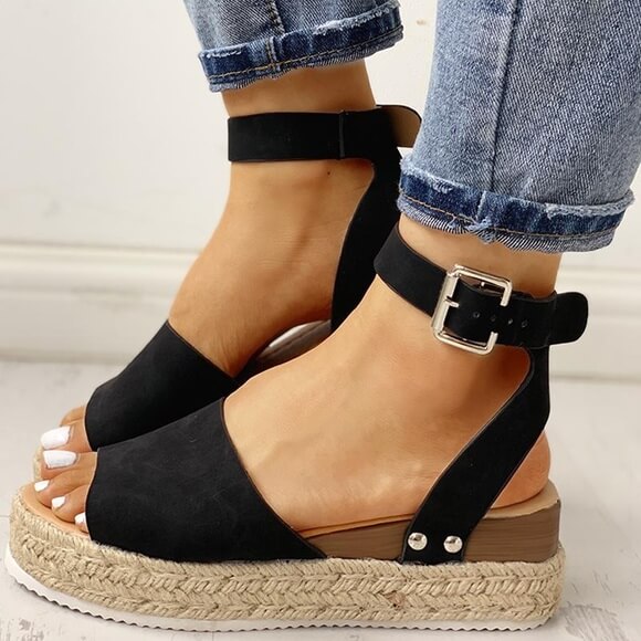 Elegantní a detailní podpůrné letní sandály