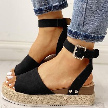 Elegantní a detailní podpůrné letní sandály