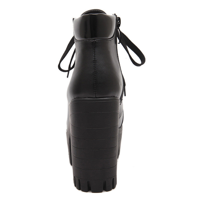 Elegantní a detailní podpůrné letní boty
