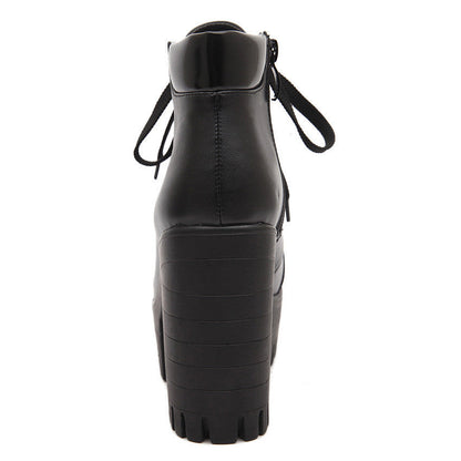 Elegantní a detailní podpůrné letní boty