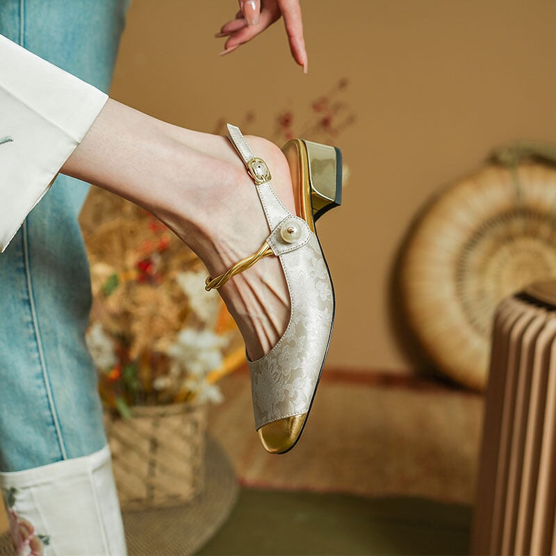 Elegantní a detailní podpůrné letní sandály