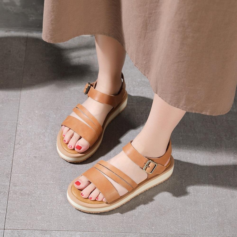 Elegantní a detailní podpůrné letní sandály