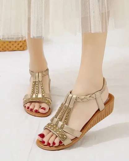 Elegantní a detailní podpůrné letní sandály