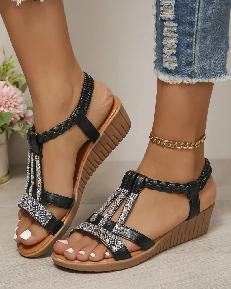 Elegantní a detailní podpůrné letní sandály