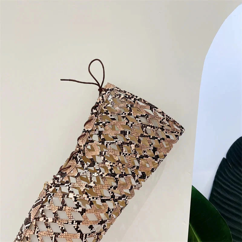 Elegantní a detailní podpůrné letní boty