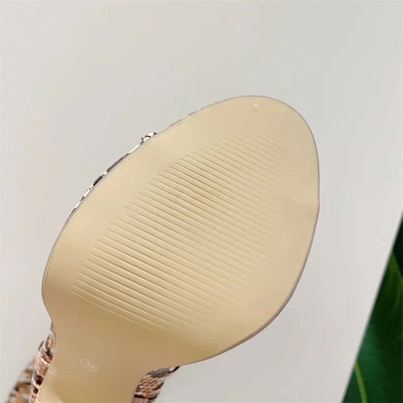 Elegantní a detailní podpůrné letní boty