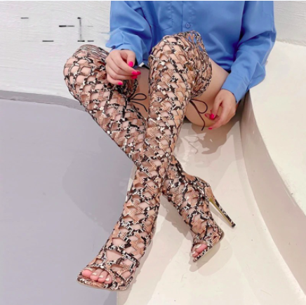 Elegantní a detailní podpůrné letní boty