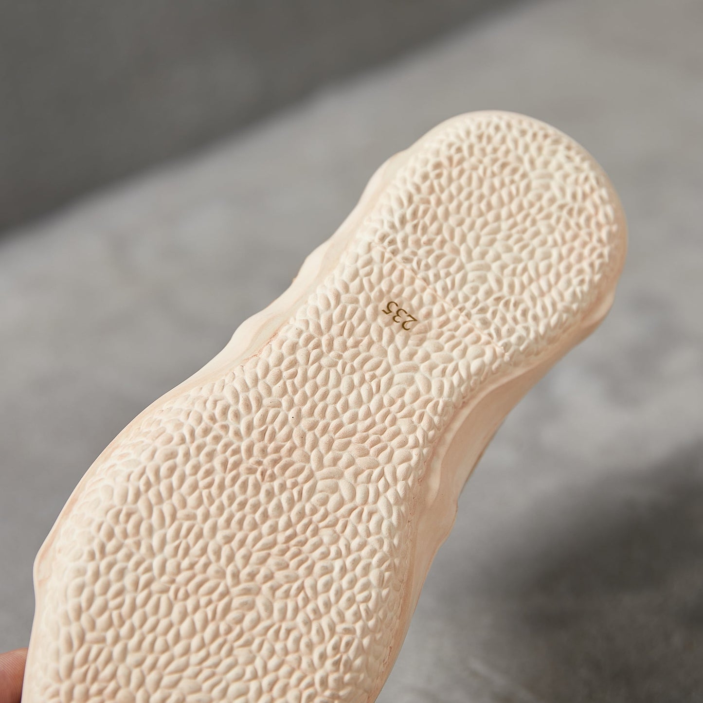 Elegantní a detailní podpůrné letní tenisky