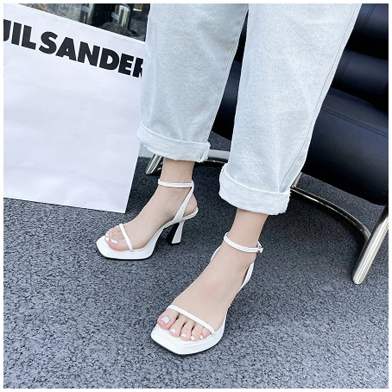 Elegantní a detailní podpůrné letní sandály