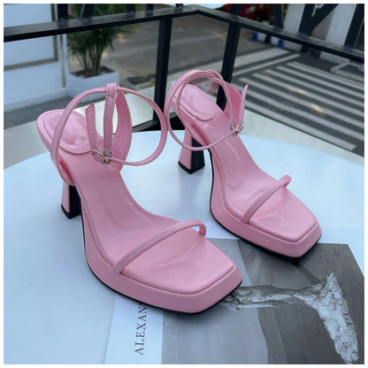Elegantní a detailní podpůrné letní sandály
