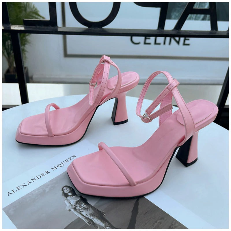 Elegantní a detailní podpůrné letní sandály