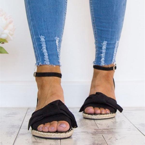 Elegantní a detailní podpůrné letní sandály